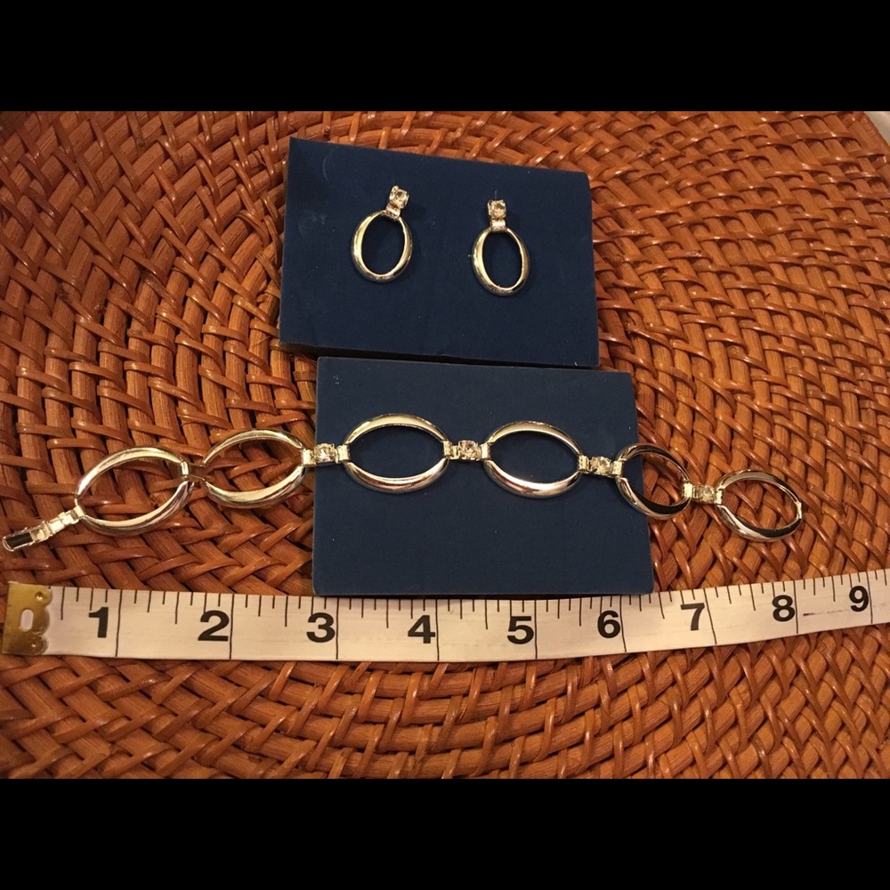 $11 SALE❤️NIB Avon Oval Link Bracelet Earring Set